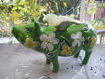 Hummel-Sparschwein mit Frühlingsblühern