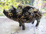 Hummel-Sparschwein mit Glimmer-Schnörkeln