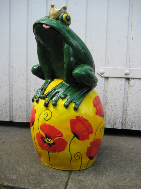 frosch auf kugel frosch auf kugel