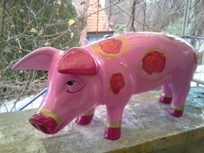 Gartenschwein mit Rosen