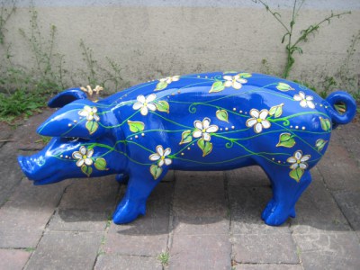 Gartenschwein mit floralem Netzwerk