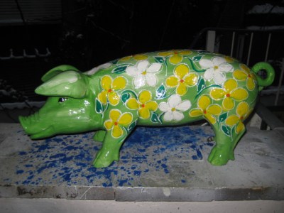 Gartenschwein mit Frühlingsblumen