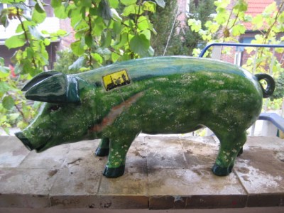 Gartenschwein mit Wiesenlandschaft