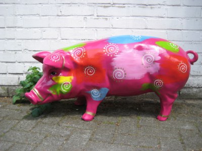 Gartenschwein mit abstrakter Bemalung