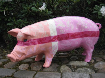 Gartenschwein mit floralem Mustermix