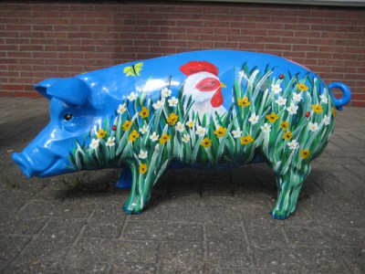 Gartenschwein mit Wildblumen-Wiese