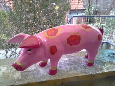 Gartenschwein mit Rosen