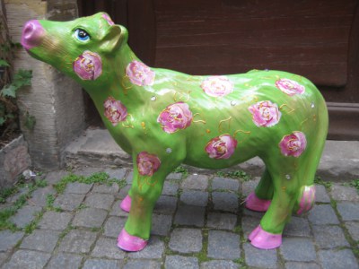 Hochgucker-Kalb mit rosa Rosen