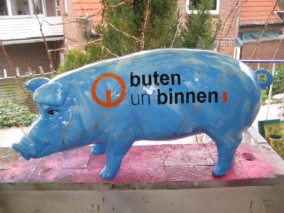 Schwein mit Werbung und Logo