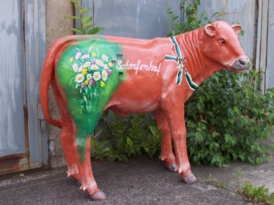 lebensgrosses Kalb mit Logo